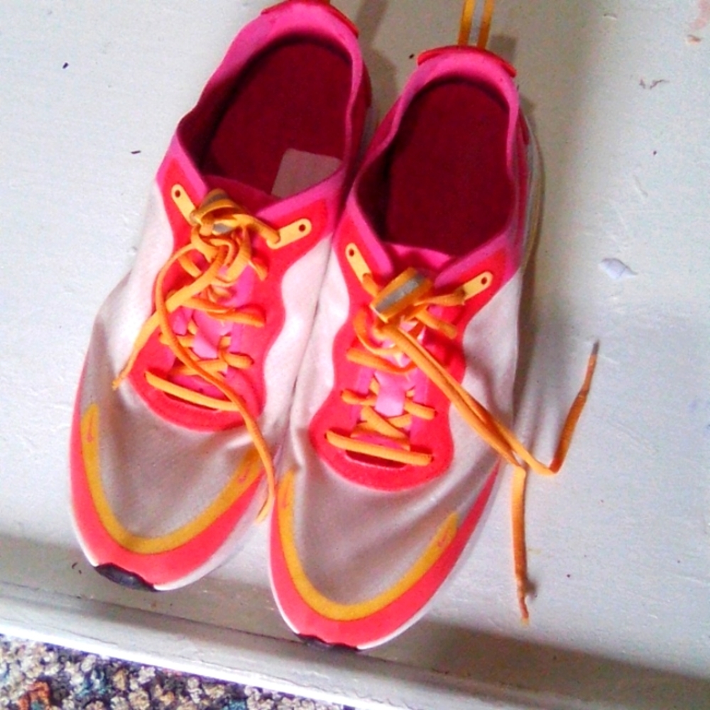 Nike Air Max Dia Women’s Sneakers White/Laser Fuchsia-Ember Glow Sz 9.5